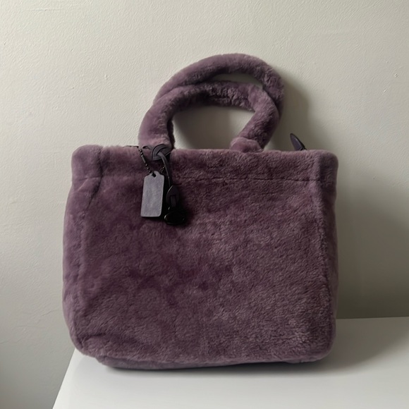 Coach Tote 28 In Signature Shearling in Dusty Purple (New! Dustbag included) - Picture 4 of 9